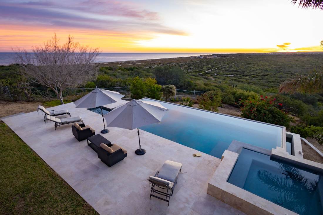 Infinity pool and spa